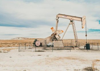 Oil and natural gas: the price of oil slips below $76.50