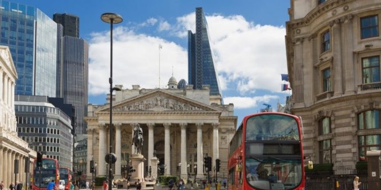 London Stock Market Today – Why Is FTSE 100 Declining?